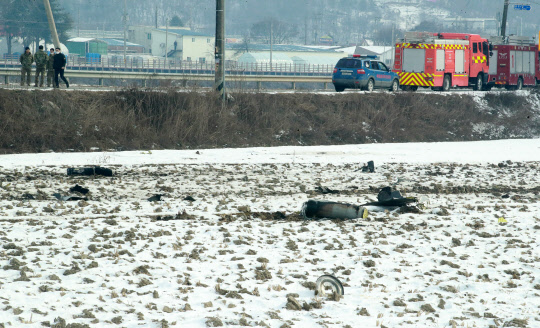 26일 오전 11시 40분쯤 강원 횡성군 횡성읍 반곡리 섬강 옆 논으로 공군 KA-1 경공격기가 추락해 군 당국이 잔해를 수습하고 있다. 전투기가 추락한 곳은 민가와는 불과 300ｍ, 인근 초등학교와는 직선거리로 50ｍ가량 떨어져 있어 주민과 학생, 교직원은 놀란 가슴을 쓸어내려야 했다. [횡성=연합뉴스]